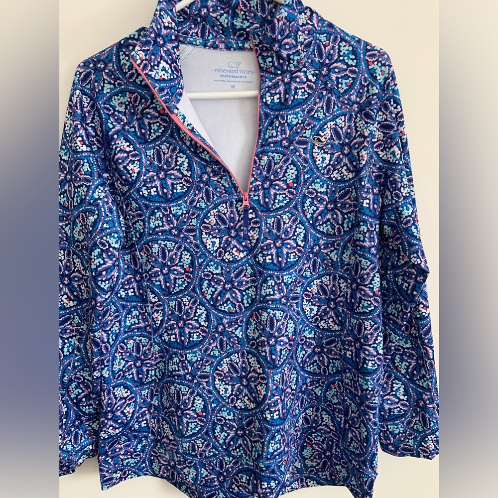 Women’s vineyard vines Performance wear top with zip.